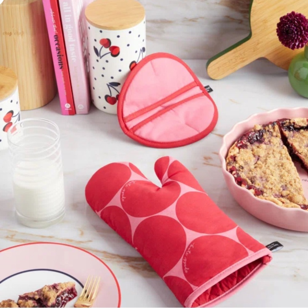 NWT Kate Spade Oven Mitt set